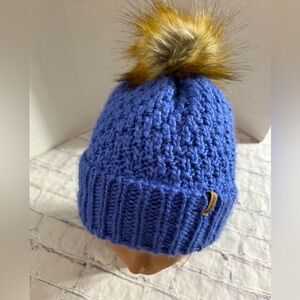 EDDIE BAUER YKK BLUE CABLE KNIT WITH FAUX FUR POMPOM BLUE COLOR ONE SIZE